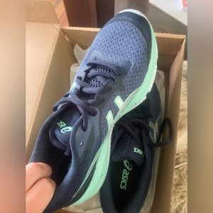 Asics kids sneaker size 5.5 girl or boy athletic trainer